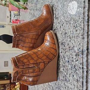 Jules and James, New, Sz. 6, faux-alligator, 3.5 in. Heel, ankle boots.